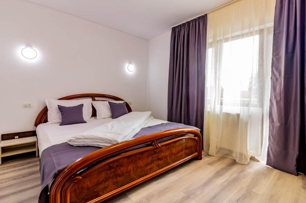Pensiunea D & Ylan Hotel Novaci-Straini Exterior photo