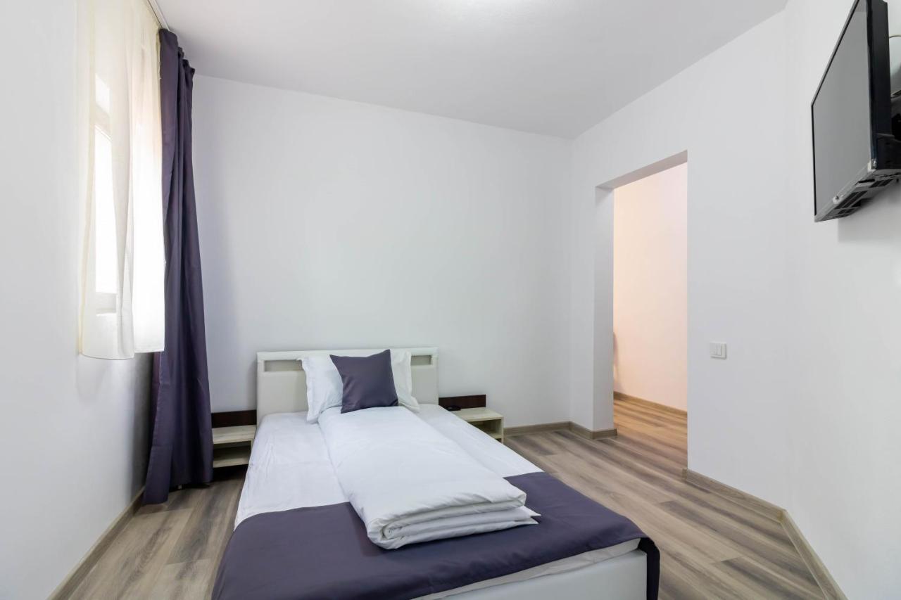 Pensiunea D & Ylan Hotel Novaci-Straini Exterior photo