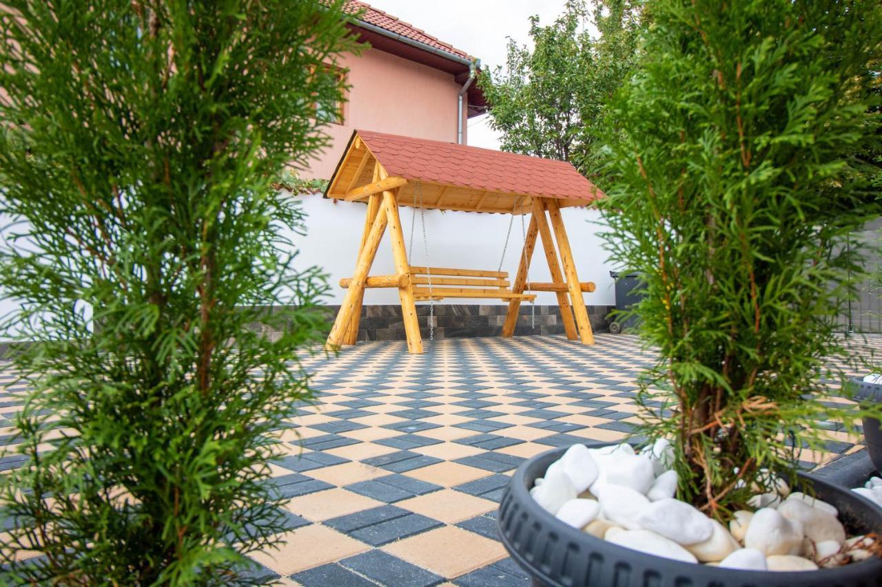 Pensiunea D & Ylan Hotel Novaci-Straini Exterior photo