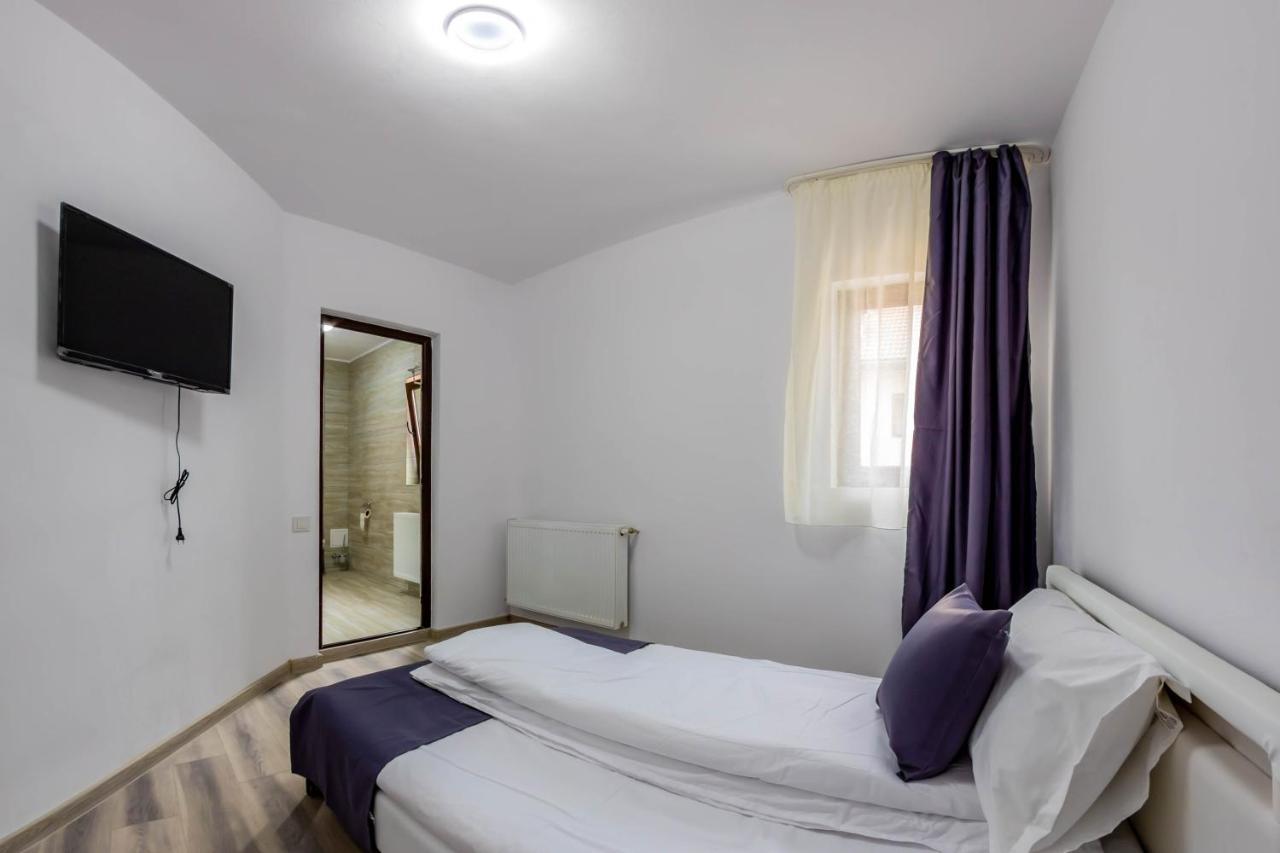 Pensiunea D & Ylan Hotel Novaci-Straini Exterior photo