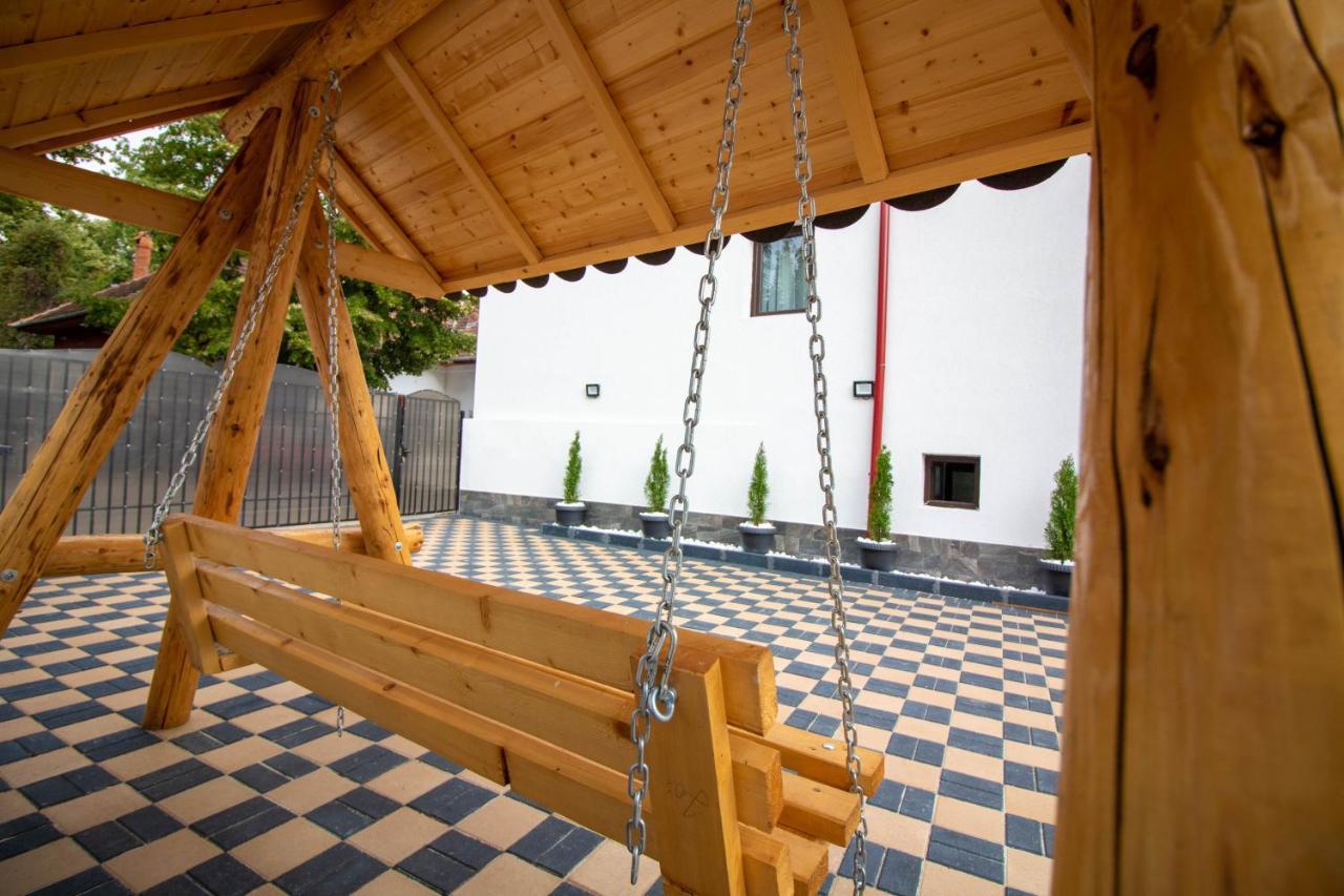 Pensiunea D & Ylan Hotel Novaci-Straini Exterior photo